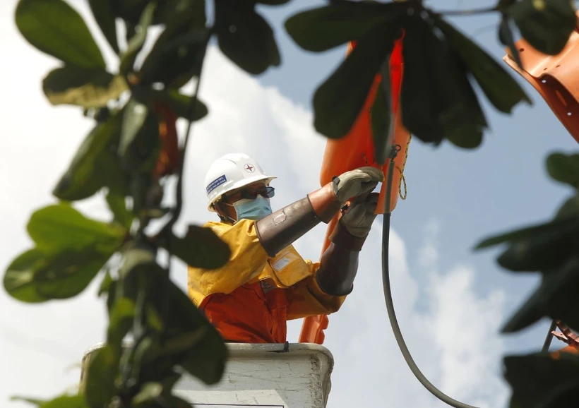 Công nhân Công ty Dịch vụ Điện lực Thành phố Hồ Chí Minh) thi công trên lưới điện khu vực phường Sơn Kỳ, quận Tân Phú, Thành phố Hồ Chí Minh dưới trời nắng nóng trên 41 độ C. (Ảnh: Thanh Vũ/TTXVN)