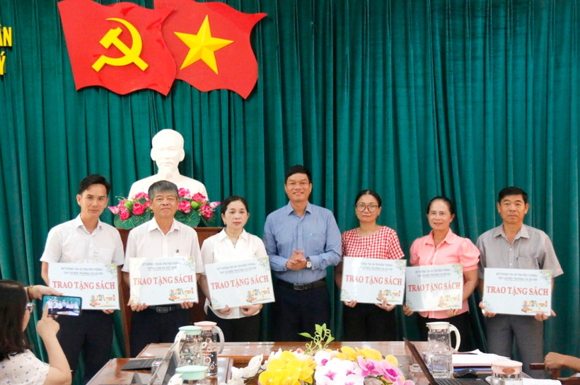 Trao tặng sách cho các trường học trên địa bàn huyện đảo Phú Quý (Bình Thuận). (Ảnh: Nguyễn Thanh/TTXVN)