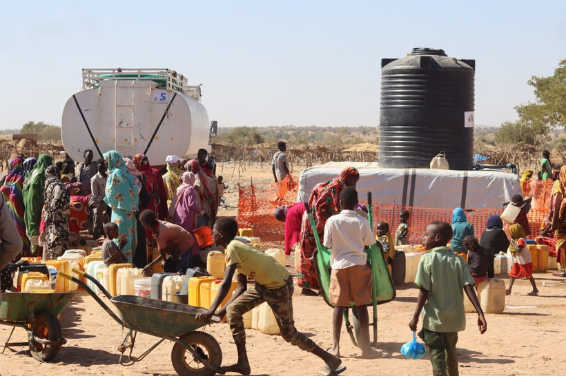 Người tị nạn Sudan sơ tán tránh xung đột sang Adre, Cộng hòa Chad hồi tháng 12 năm ngoái. (Ảnh: AFP/TTXVN)