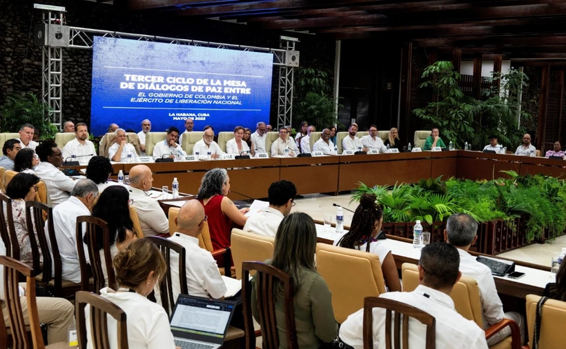 Quang cảnh một vòng đàm phán hòa bình giữa Chính phủ Colombia và nhóm vũ trang Quân đội Giải phóng Quốc gia (ELN) tại La Habana (Cuba) hồi tháng 5/2023. (Ảnh: AFP/TTXVN)