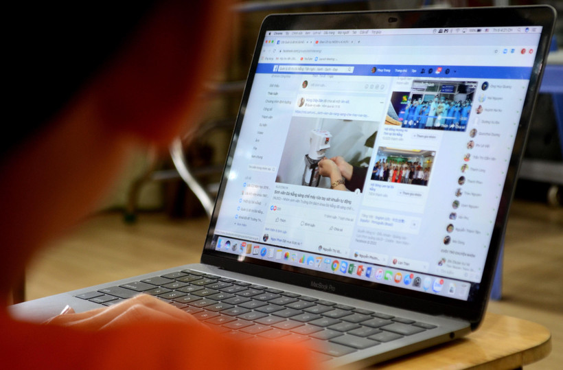 Trang Facebook Đô thị Đà Nẵng: Tiện nghi-Xanh-Sạch-Đẹp hiện có hơn 106.000 thành viên, khi đăng tải các về phòng chống dịch COVID-19 luôn nhận được hàng nghìn lượt tương tác, phản hồi của người dân. (Ảnh: Quốc Dũng/TTXVN)