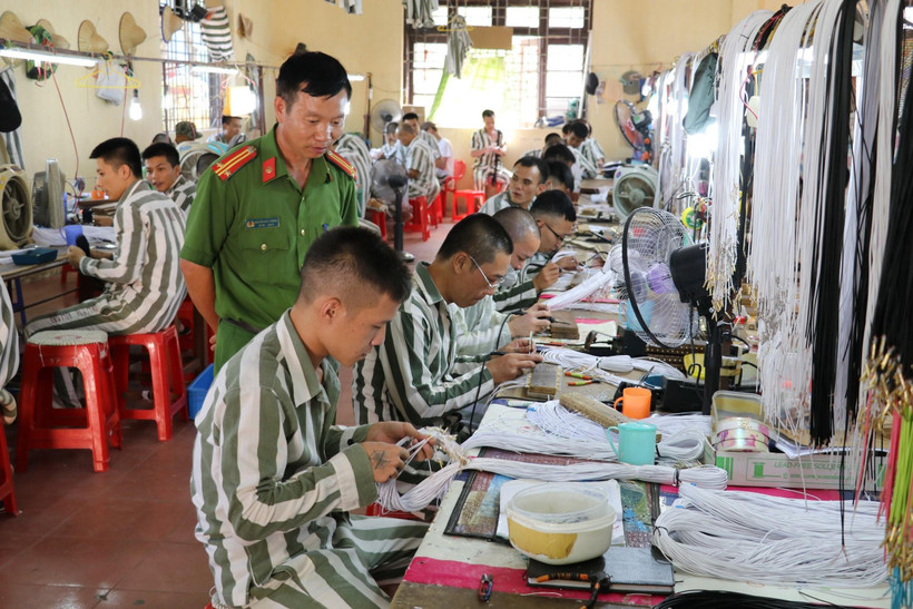 Phạm nhân phân trại số 1, Trại giam Ninh Khánh (Ninh Bình) trong giờ lao động. (Ảnh: Ninh Đức Phương/TTXVN)
