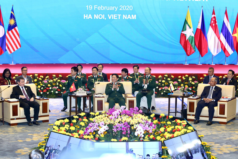 Đại tướng Ngô Xuân Lịch, Ủy viên Bộ Chính trị, Phó Bí thư Quân uỷ Trung ương, Bộ trưởng Bộ Quốc phòng Việt Nam phát biểu khai mạc. (Ảnh: Dương Giang/TTXVN) 