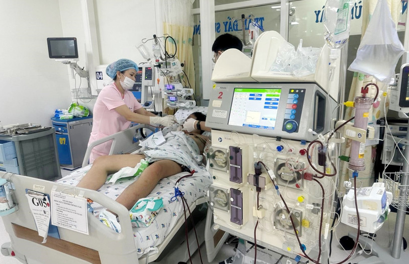 Sau gần ba tháng điều trị với 10 đợt lọc máu liên tục, hỗ trợ các cơ quan, tình trạng bé gái đã cải thiện dần. (Ảnh: TTXVN)