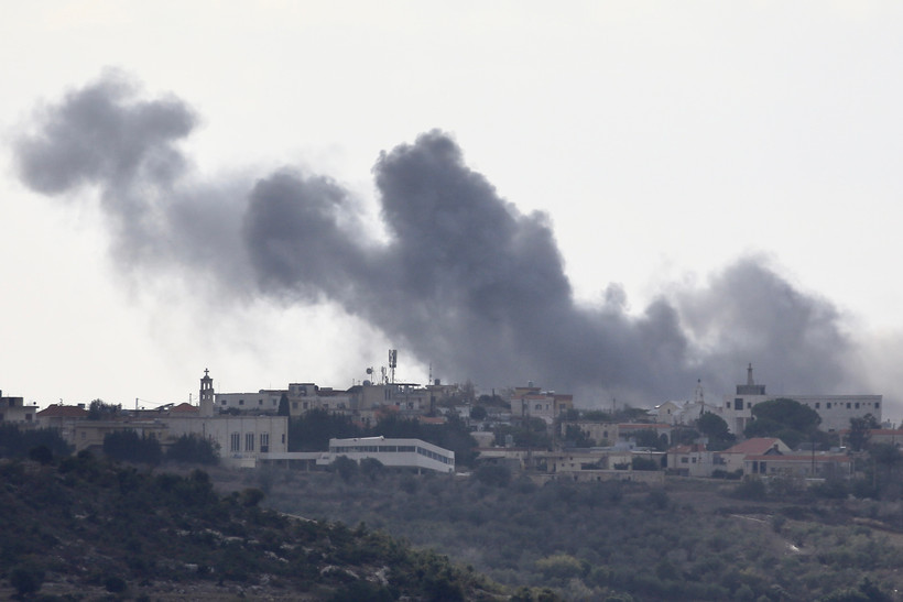 Khói bốc lên sau vụ không kích của Israel xuống Alma al-Shaab (Liban), ngày 20/11/2023. (Ảnh: THX/TTXVN)