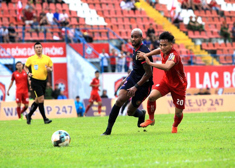 Pha tranh bóng giữa cầu thủ hai đội. (Ảnh: An Đăng/TTXVN)