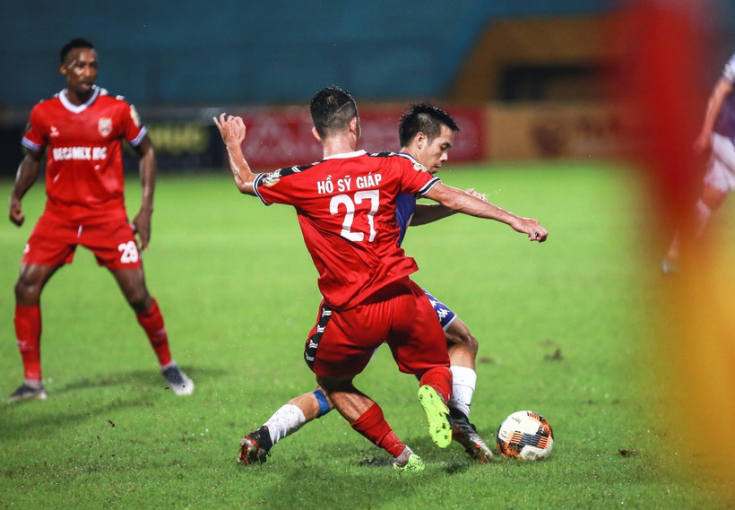 Tình huống dẫn bóng đột phá của tiền đạo Văn Quyết (Hà Nội). Anh cũng chính là người ghi bàn nâng tỉ số lên 2-0 cho Câu lạc bộ Hà Nội ở phút thứ 32 của trận đấu. (Ảnh: Trọng Đạt/TTXVN)