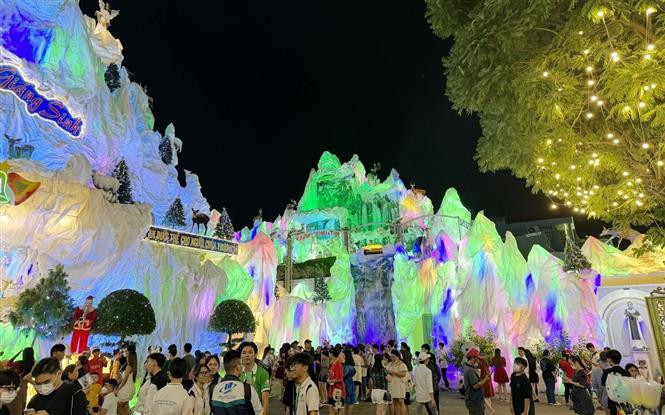 Nhiều người dân kéo về nhà thờ Bình Thái (đường Phạm Thế Hiển, Quận 8) để chụp ảnh cùng đại cảnh hang đá khổng lồ. (Ảnh: Xuân Khu/TTXVN)