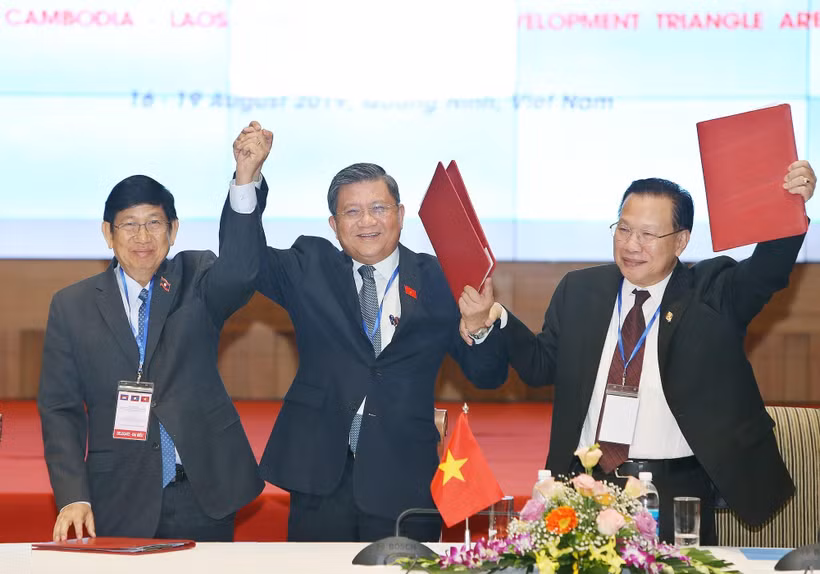 Chủ nhiệm Ủy ban Đối ngoại Quốc hội Việt Nam Nguyễn Văn Giàu (giữa), Chủ nhiệm Ủy ban Đối ngoại của Quốc hội Lào Eksavang Vongvichit (trái) và Chủ nhiệm Ủy ban Đối ngoại, Hợp tác quốc tế, Truyền thông và Thông tin Quốc hội Vương quốc Campuchia Chheang Vun