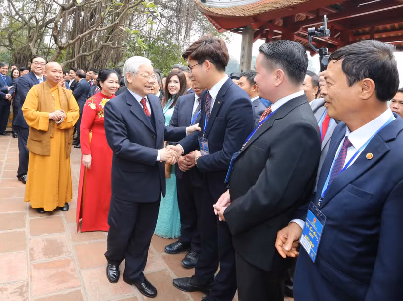Tổng Bí thư, Chủ tịch nước Nguyễn Phú Trọng và Phu nhân với kiều bào vui xuân đón Tết tại đền Ngọc Sơn, trong khuôn khổ chương trình Xuân Quê hương 2019. (Ảnh: Lâm Khánh/TTXVN)