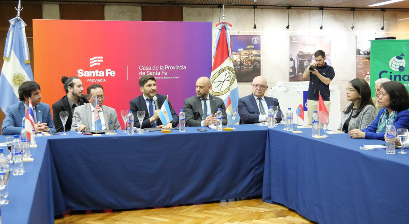 Thống đốc tỉnh Santa Fe Maximiliano Pullaro phát biểu tại diễn đàn. (Ảnh: Diệu Hương/TTXVN)