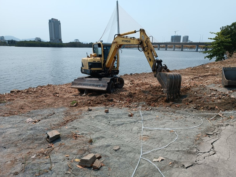 Dọn đống đất đá, xà bần ven bờ Sông Hàn. (Ảnh: Quốc Dũng/TTXVN)