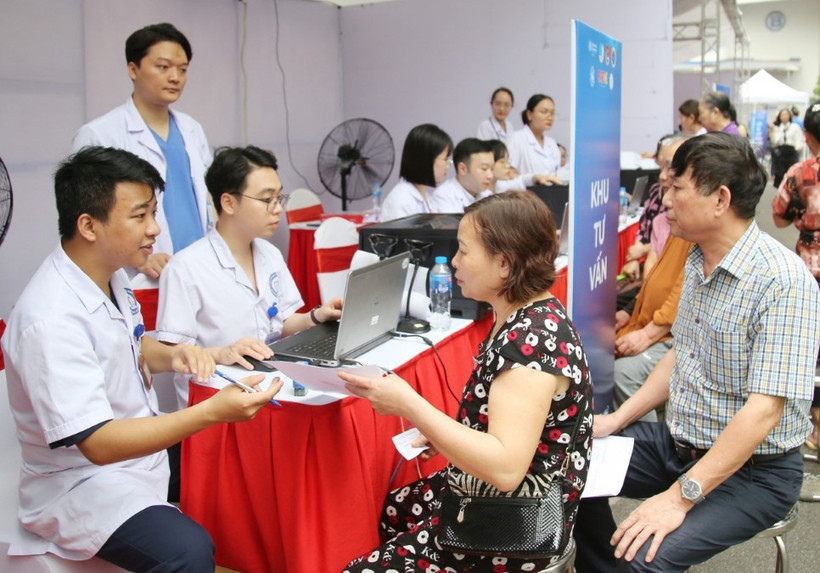 Các bác sỹ Hội Thầy thuốc Trẻ Việt Nam khám chữa bệnh miễn phí cho người dân. (Ảnh: Minh Đức/TTXVN)