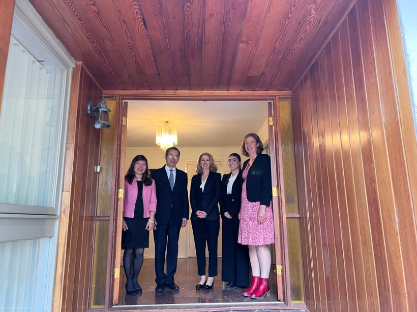 Đại sứ Việt Nam tại Australia Phạm Hùng Tâm tiếp bà Karen Sandercock, Cục trưởng Cục Hợp tác Quốc tế-Bộ Giáo dục Australia. (Ảnh: TTXVN phát)