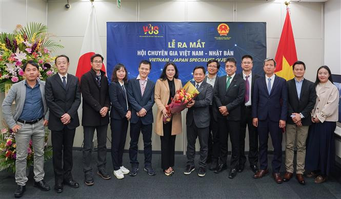 Đại biểu tham gia Lễ Ra mắt Hội Chuyên gia Việt Nam-Nhật Bản chụp ảnh lưu niệm. (Ảnh: Xuân Giao/TTXVN)