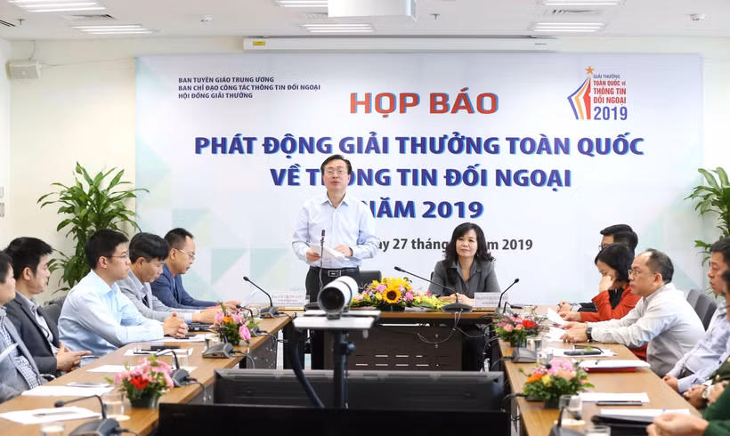 Phó Trưởng Ban Tuyên giáo Trung ương Bùi Trường Giang phát biểu tại buổi họp báo. (Ảnh: Phương Hoa/TTXVN)