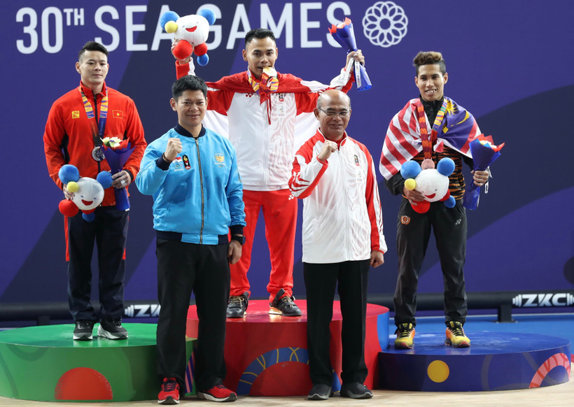 Vận động viên Thạch Kim Tuấn (bên trái) đoạt huy chương bạc. (Ảnh: Hoàng Linh/TTXVN)