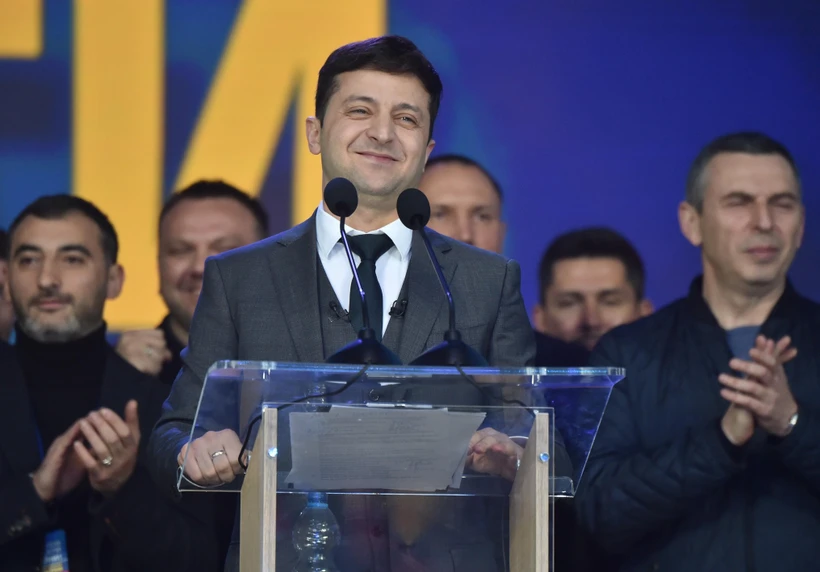 Ứng viên Tổng thống Ukraine Volodymyr Zelensky (giữa) trong cuộc tranh luận trực tiếp tại Kiev ngày 19/4/2019. (Nguồn: AFP/TTXVN)