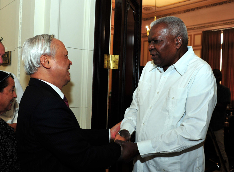 Chủ tịch Quốc hội Cuba Esteban Lazo đón Phó Chủ tịch Quốc hội Việt Nam Uông Chu Lưu. (Ảnh: Vũ Lê Hà/TTXVN)