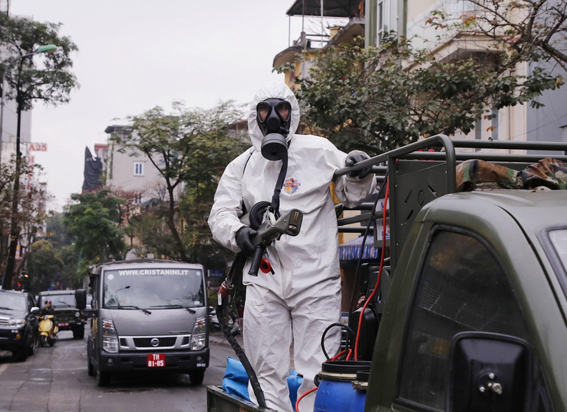 Trong ảnh: Lực lượng bộ đội hóa học triển khai phun hóa chất tiêu tẩy khu vực phố Châu Long, quận Ba Đình. (Ảnh: Dương Giang/TTXVN)