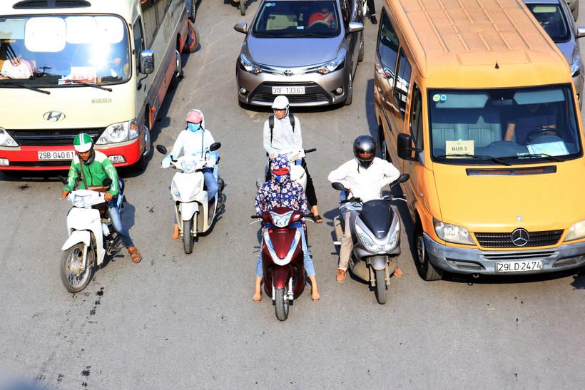 Việc dừng chờ đèn tín hiệu giao thông trong những ngày này như một cực hình. (Ảnh: Quang Quyết/TTXVN)