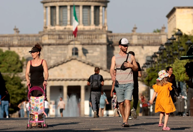 Người dân di chuyển dưới trời nắng nóng tại bang Jalisco (Mexico) ngày 9/5/2024. (Ảnh: AFP/TTXVN)