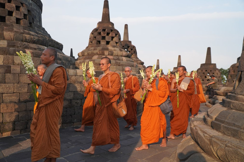 Các nhà sư cùng tăng ni Phật tử hành hương đến Đền Borobudur (Indonesia). (Ảnh: Đào Trang/TTXVN)