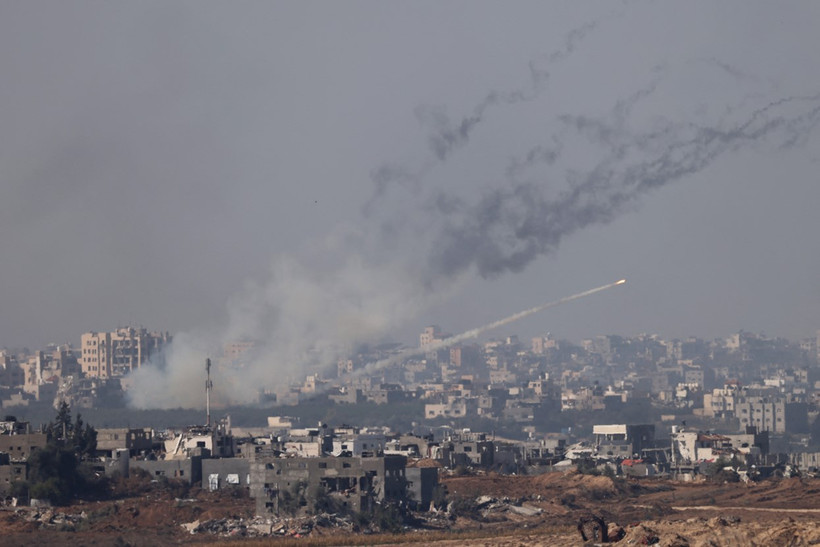 Rocket được phóng từ Dải Gaza hướng về lãnh thổ Israel ngày 1/12/2023. (Ảnh: AFP/TTXVN)