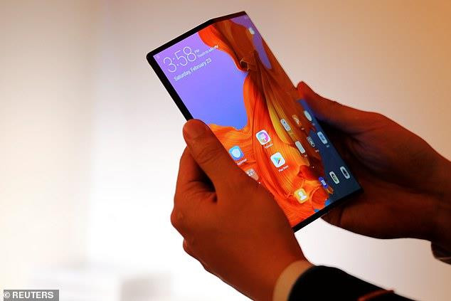 Điện thoại màn hình gập Huawei Mate X. (Nguồn: Reuters)