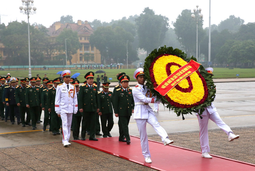 Đoàn đại biểu Quân ủy Trung ương và Bộ Quốc phòng đặt vòng hoa và vào Lăng viếng Chủ tịch Hồ Chí Minh. (Ảnh: Dương Giang/TTXVN)