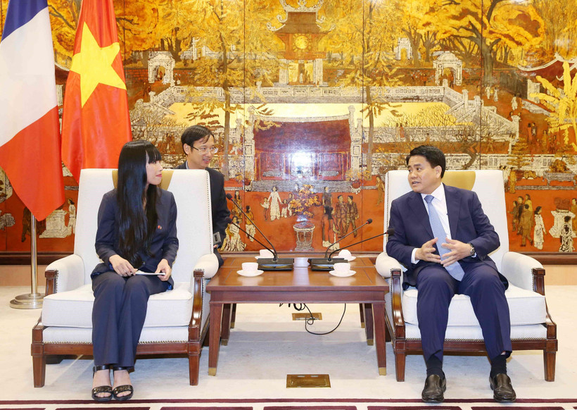 Chủ tịch Ủy ban Nhân dân thành phố Hà Nội Nguyễn Đức Chung tiếp bà Stéphanie Do, Chủ tịch Nhóm nghị sỹ hữu nghị Pháp-Việt Nam. (Ảnh: Văn Điệp/TTXVN)