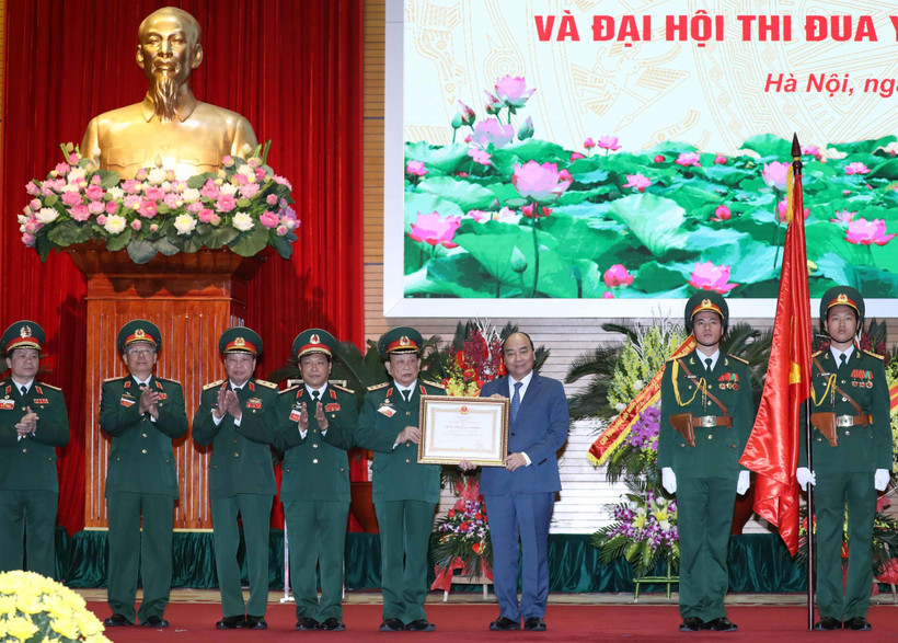 Thủ tướng Nguyễn Xuân Phúc, Chủ tịch Hội đồng thi đua khen thưởng Trung ương trao tặng Huân chương Lao động hạng Nhất cho Hội Cựu chiến binh Việt Nam. (Ảnh: Thống Nhất/TTXVN)
