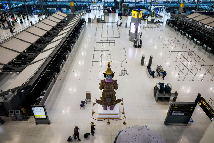 Cảnh vắng vẻ tại nhà chờ của sân bay Suvarnabhumi ở Bangkok, Thái Lan ngày 3/4/2020, trong bối cảnh Chính phủ ban bố lệnh cấm các chuyến bay chở khách nhập cảnh nhằm ngăn ngừa dịch COVID-19 lây lan. (Nguồn: AFP/TTXVN)