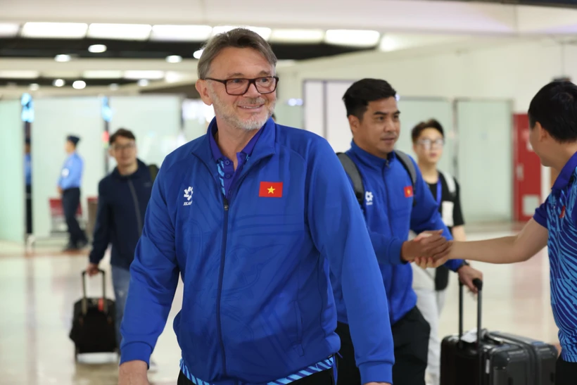 HLV Philippe Troussier tươi cười tại sân bay. (Ảnh: Đỗ Quyên/TTXVN)