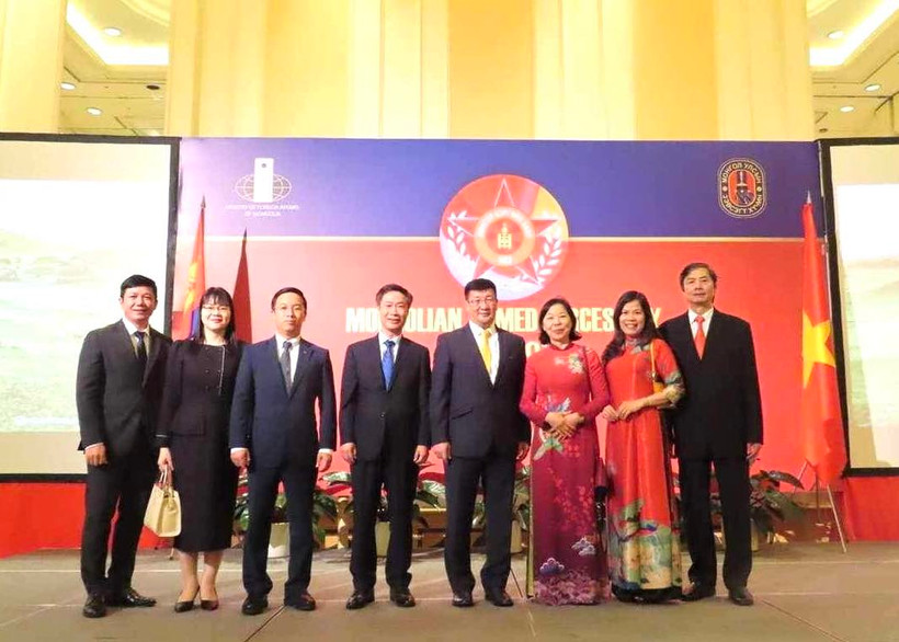 Đại sứ đặc mệnh toàn quyền Mông Cổ tại Việt Nam, Ngài Jijee Sereejav (thứ 5 từ trái sang) cùng các đại biểu dự sự kiện. (Ảnh: TTXVN phát)