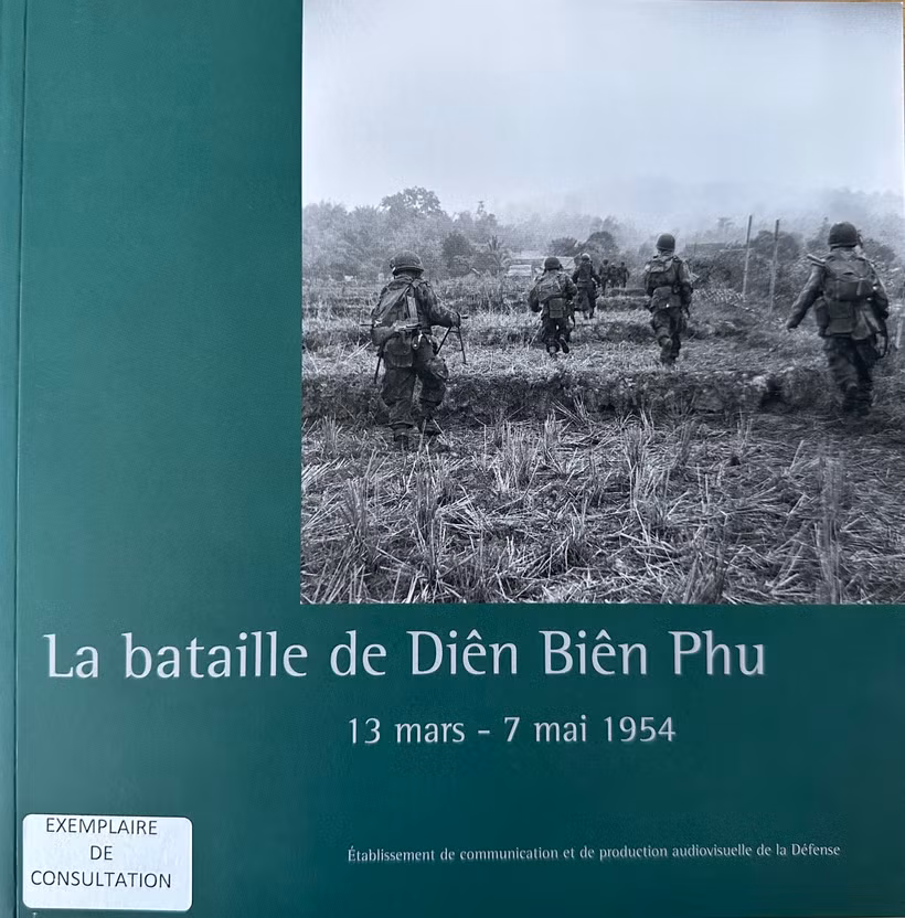 Bìa cuốn sách ảnh "Chiến dịch Điện Biên Phủ - từ 13/3 đến 7/5/1954", dày 211 trang do Cơ quan Truyền thông và Sản xuất Nghe nhìn Bộ Quốc phòng Pháp (ECPAD) phát hành nhân kỷ niệm 70 năm chiến dịch này. (Ảnh: Nguyễn Tuyên/TTXVN)
