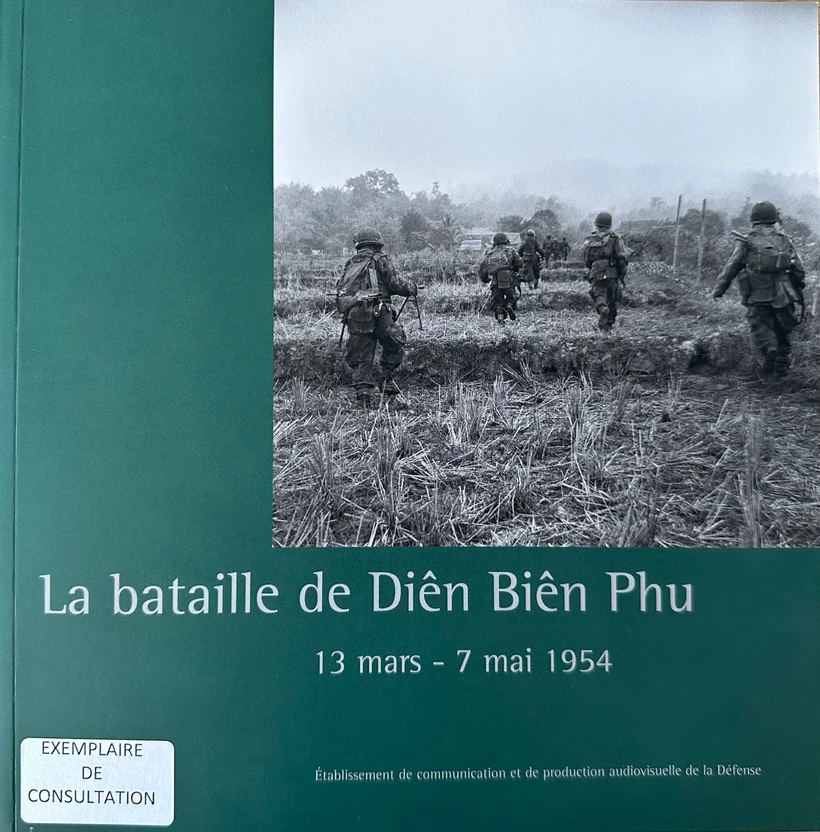 Bìa cuốn sách ảnh "Chiến dịch Điện Biên Phủ - từ 13/3 đến 7/5/1954", dày 211 trang do Cơ quan Truyền thông và Sản xuất Nghe nhìn Bộ Quốc phòng Pháp (ECPAD) phát hành nhân kỷ niệm 70 năm chiến dịch này. (Ảnh: Nguyễn Tuyên/TTXVN)