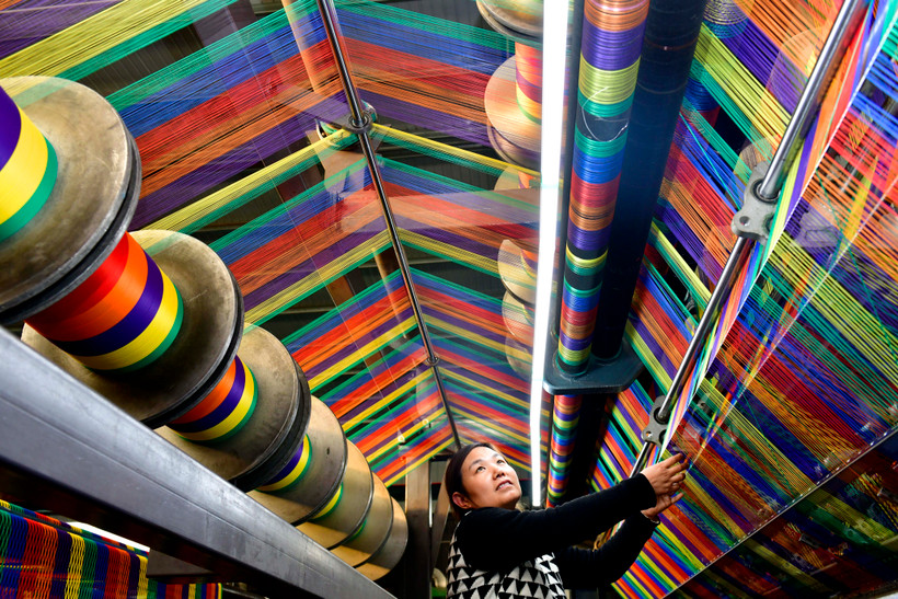 Công nhân làm việc trong nhà máy sản xuất dây buộc ở Huimin, tỉnh Sơn Đông (Trung Quốc, ngày 22/11/2023. (Ảnh: THX/TTXVN)