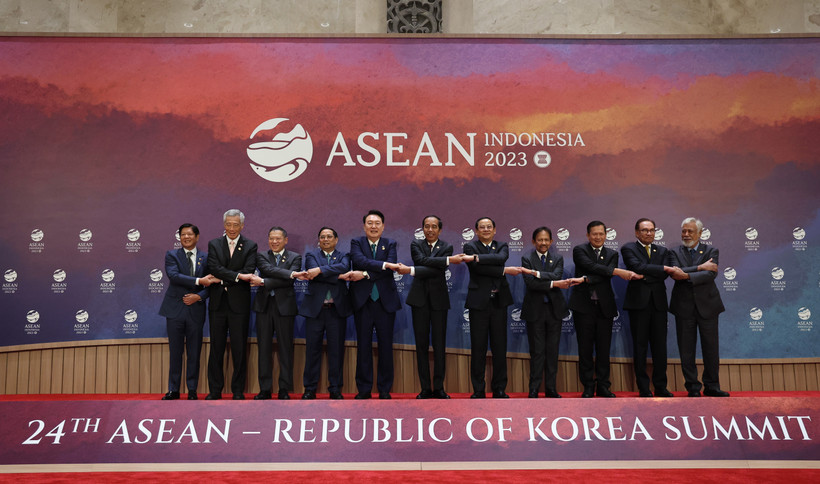 Tổng thống Hàn Quốc Yoon Suk Yeol (thứ năm, trái) cùng lãnh đạo các nước ASEAN chụp ảnh chung tại Hội nghị Cấp cao ASEAN-Hàn Quốc ở Jakarta (Indonesia) ngày 6/9/2023. (Ảnh: Yonhap/TTXVN)