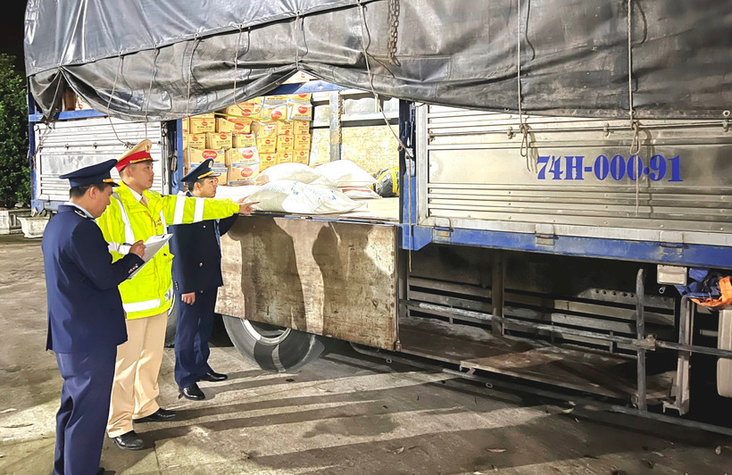 Lực lượng chức năng kiểm tra ôtô tải vận chuyển trái phép hàng nhập lậu. (Ảnh: TTXVN phát)