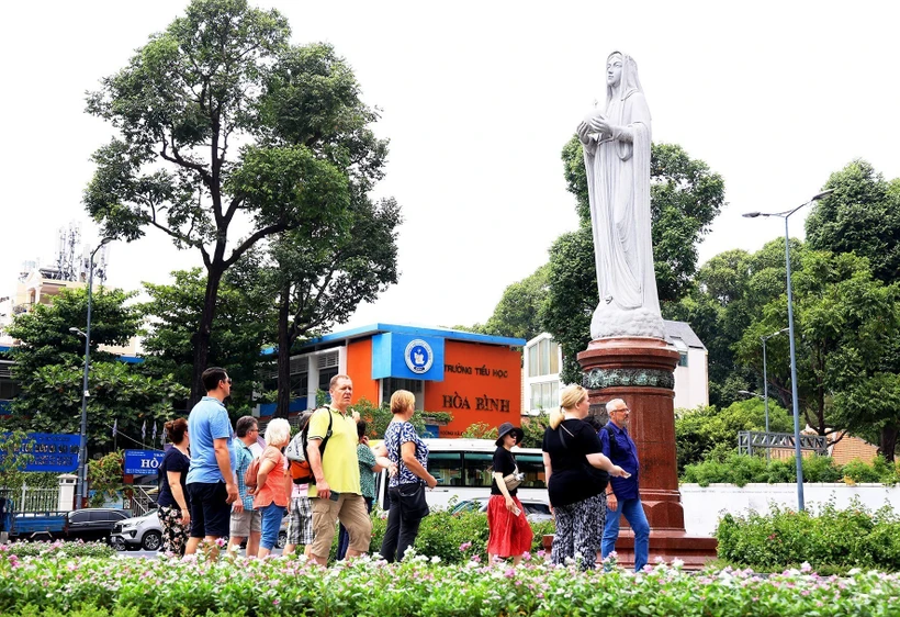 Khách quốc tế tham quan khuôn viên trước Nhà thờ Đức Bà, trung tâm Thành phố Hồ Chí Minh. (Ảnh: Hồng Đạt/TTXVN)