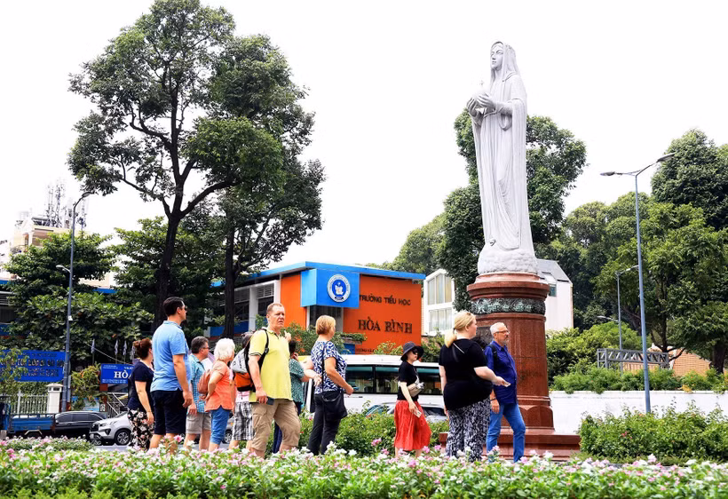 Khách quốc tế tham quan khuôn viên trước Nhà thờ Đức Bà, trung tâm Thành phố Hồ Chí Minh. (Ảnh: Hồng Đạt/TTXVN)