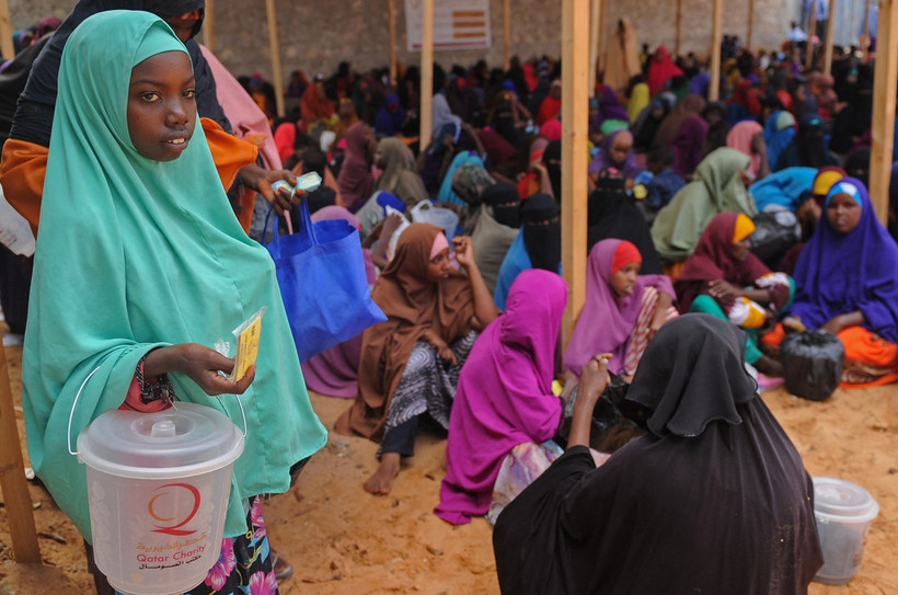 Người dân đợi nhận thực phẩm cứu trợ tại Mogadishu (Somalia). (Ảnh: AFP/TTXVN)