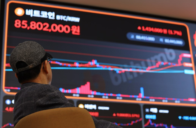 Nhà đầu tư theo dõi biểu đồ giá bitcoin tại Seoul (Hàn Quốc), ngày 29/2/2024. (Ảnh: Yonhap/TTXVN)