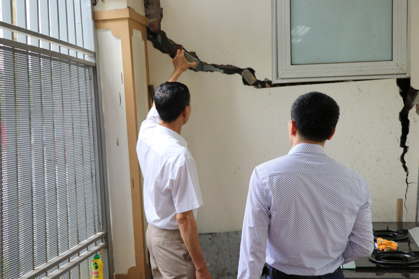 Nhà người dân khu đô thị Văn Phú bị nứt toác (Ảnh chụp ngày 3/4). (Ảnh: Mạnh Khánh/TTXVN)