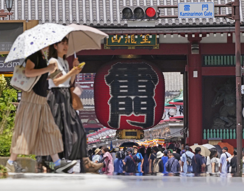 Người dân trên đường phố Tokyo (Nhật Bản). (Ảnh: Kyodo/TTXVN)