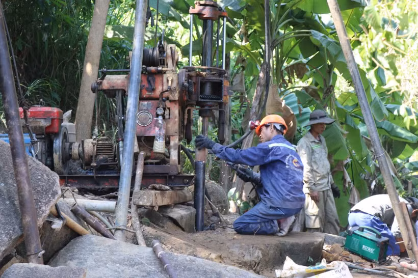 Trên đỉnh hầm Bãi Gió, các công nhân tiến hành khoan, phun bêtông. (Ảnh: Đặng Tuấn/TTXVN)