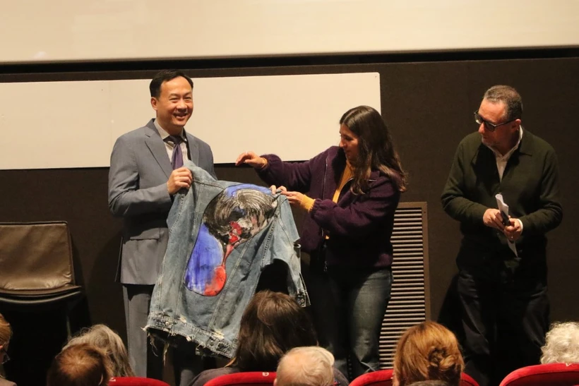 Đại sứ Việt Nam tại Italy Dương Hải Hưng thay mặt đoàn làm phim nhận Giải Phim Hay Nhất dành cho phim “Bên trong vỏ kén vàng.” (Ảnh: Trường Dụy/TTXVN) 