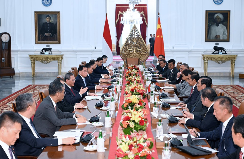 Tổng thống Indonesia Joko Widodo (thứ năm, phải) và Thủ tướng Trung Quốc Lý Cường (thứ năm, trái) tại cuộc hội đàm ở Jakarta, hồi tháng Chín năm ngoái. (Ảnh: THX/TTXVN)