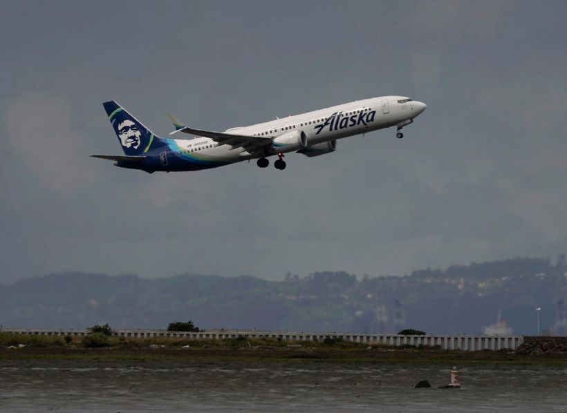 Máy bay của Hãng Hàng không Alaska Airlines cất cánh tại sân bay quốc tế ở San Francisco, ngày 4/4/2024. (Ảnh: THX/TTXVN)